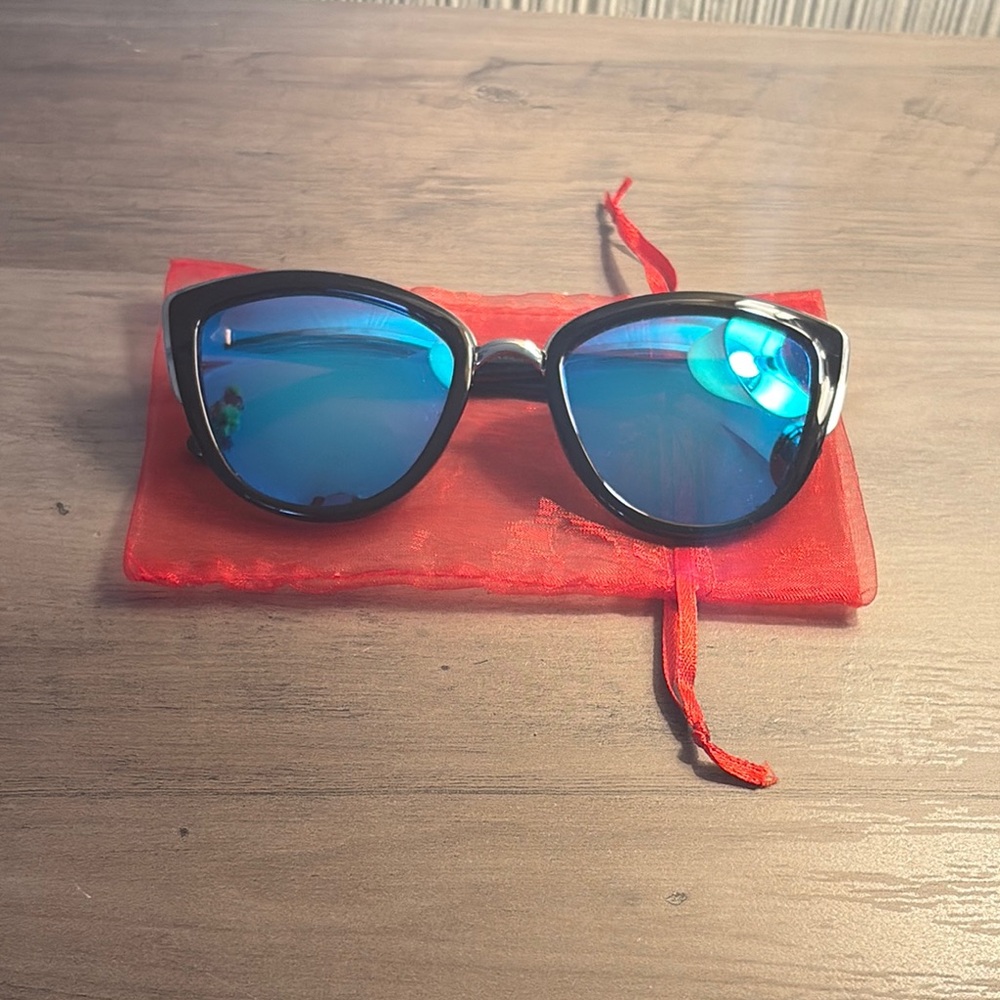 Steve Madden Black and Blue Sunglasses Modern Accessories
